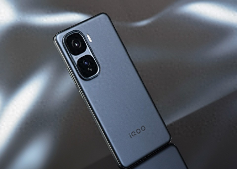 iQOO Neo10用骁龙8 Gen3配超声波指纹和大电池 超值到不敢相信